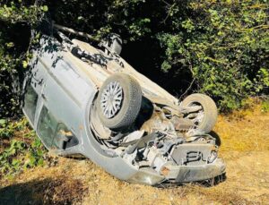 Söğüt’te hafif ticari araç devrildi: 2 yaralı