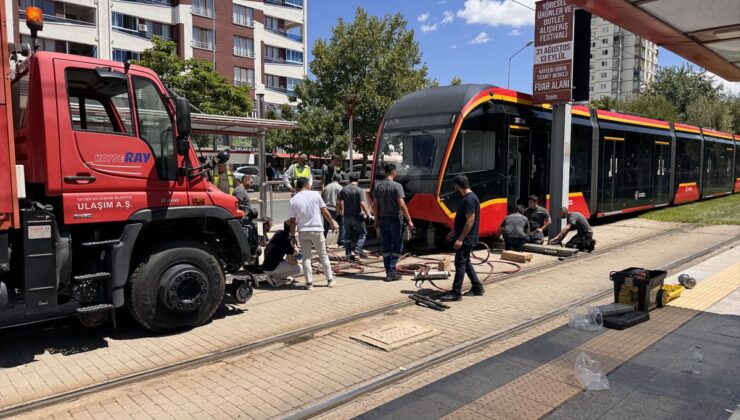 Tramvay Yayaya Çarptı: Ağır Yaralı