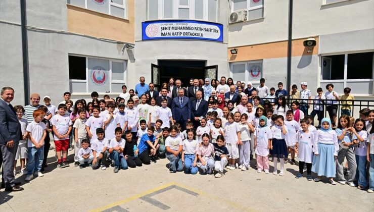 Vali Yılmaz, TÜGVA Yaz Okulu’nda öğrencilerle buluştu