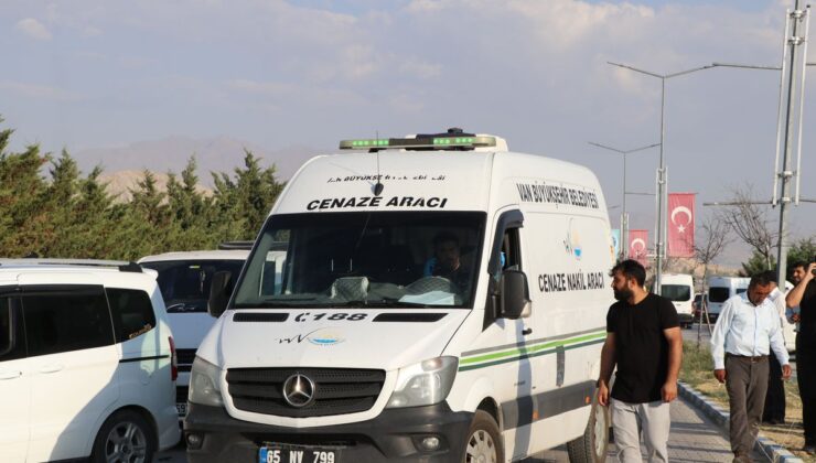 Van’da İki Kardeşin Cenazesi Toprağa Verildi
