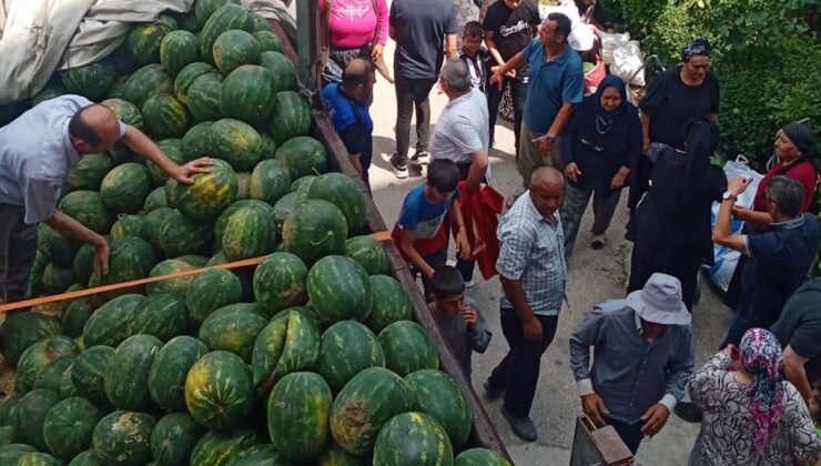 Zile’de Üreticiden 27 Ton Karpuz İkramı