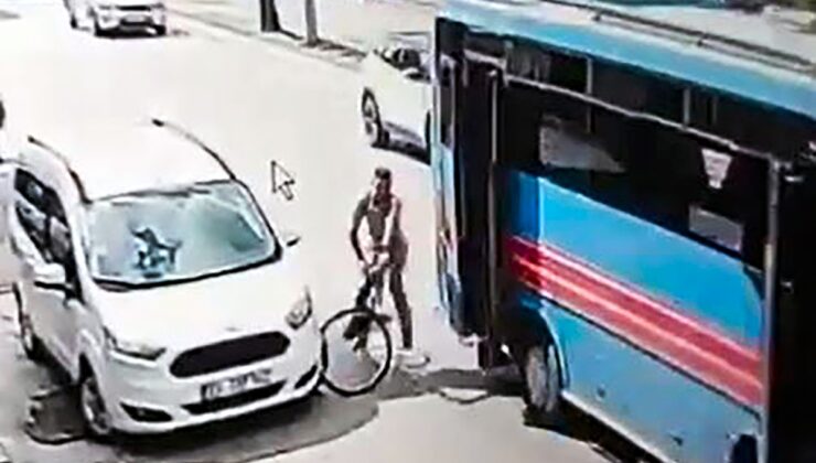 Adana Yüreğir’de özel halk otobüsünün açık kapısı bisikletliye çarptı, şoför durmadı