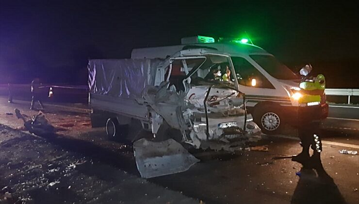 Adana’da tıra çarpan kamyonetteki 2 kişi hayatını kaybetti