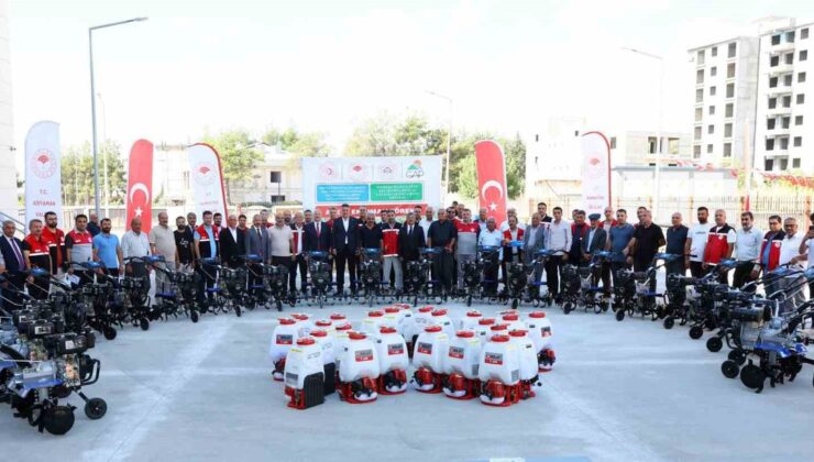 Adıyaman’da çiftçilere 229 çapa makinesi, 142 budama makası ve 142 sırt pompası dağıtıldı