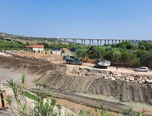 AFAD, Mersin’deki dere ıslahı çalışmalarına 4 ekskavatör ve 4 kamyon tahsis etti