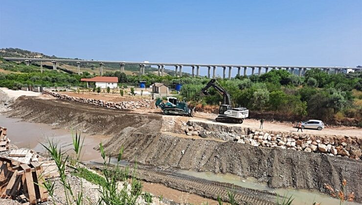 AFAD, Mersin’deki dere ıslahı çalışmalarına 4 ekskavatör ve 4 kamyon tahsis etti