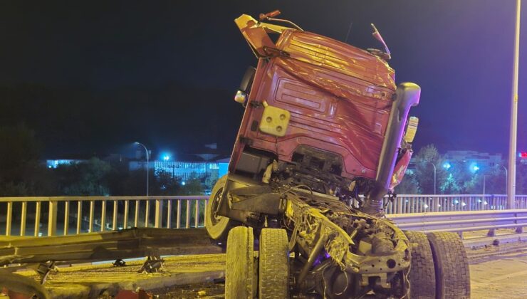 Afyonkarahisar’da TIR ile 3 otomobilin karıştığı kazada 1’i ağır 6 kişi yaralandı