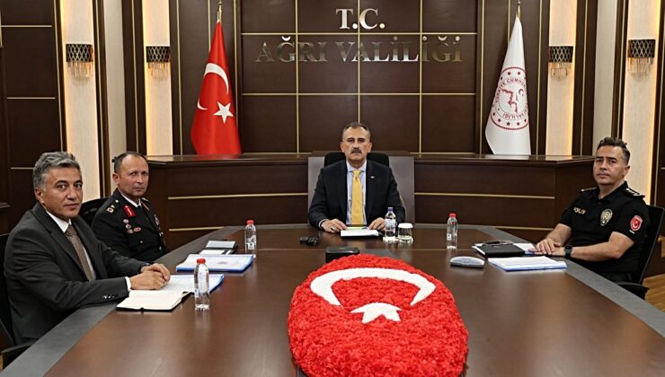 Ağrı Valisi Bozkurt, okul güvenliği toplantısında servis denetimlerini ele aldı