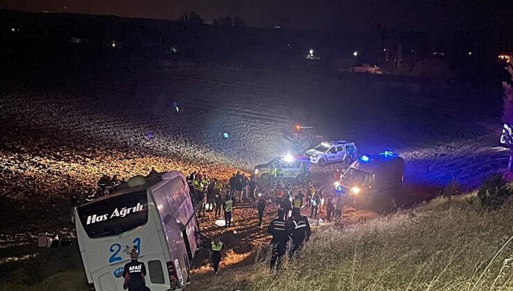 Ağrı’ya giden yolcu otobüsü Amasya Merzifon’da tarlaya girdi, 24 kişi yaralandı