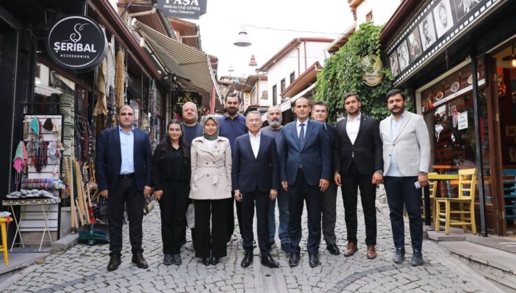 AK Parti Ankara Milletvekili Fuat Oktay, Ulus’ta Cuma namazı kılıp esnafla buluştu