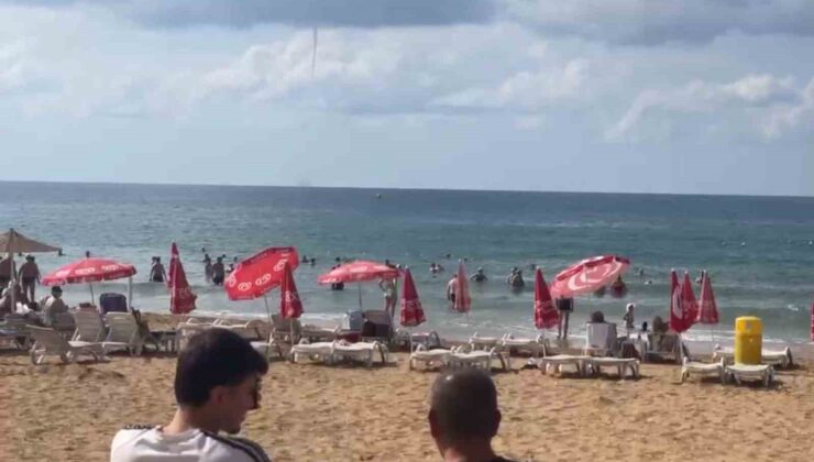 Alanya İncekum’da deniz üzerinde oluşan hortumu vatandaşlar ve turistler görüntüledi