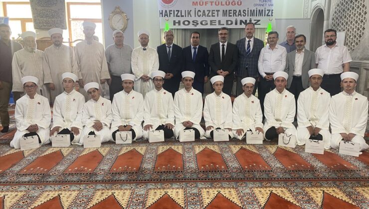 Alaşehir’de hafızlık icazet programı düzenlendi