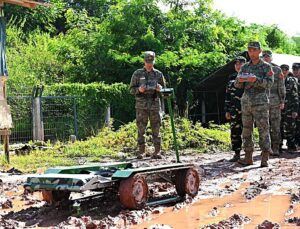 Albüm: Çin-Laos ortak kurtarma tatbikatında insansız ekipmanlar ve robot köpekler kullanıldı