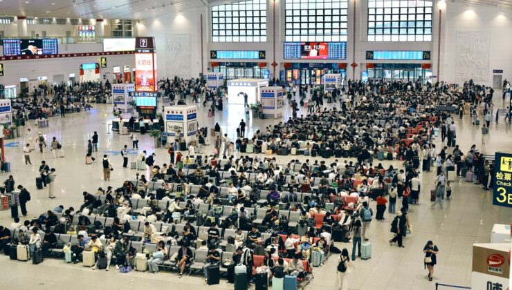 Albüm: Çin’de Güz Ortası Festivali dolayısıyla seyahat yoğunluğu yaşanıyor