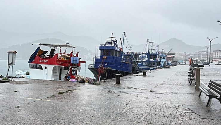 Amasra’da kuvvetli rüzgar nedeniyle tekneler denize açılamadı, dalga 2 metreye ulaştı