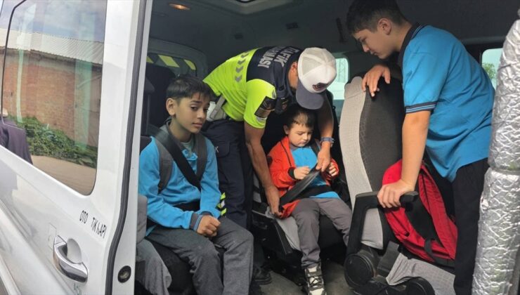 Amasya Merzifon’da jandarma, okul servislerini denetleyip sürücüleri uyardı