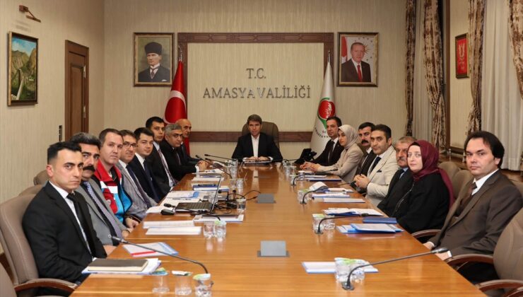 Amasya’da Vali Önder Bakan başkanlığında sosyal yardım toplantısı yapıldı