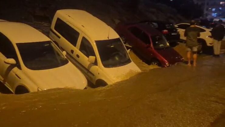 Ankara Keçiören’de sağanak sonrası yol çöktü, park halindeki araçlar hasar gördü