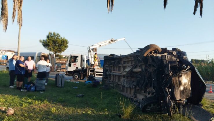 Antalya Manavgat’ta tur midibüsü devrildi, zincirleme kazada 17 kişi yaralandı