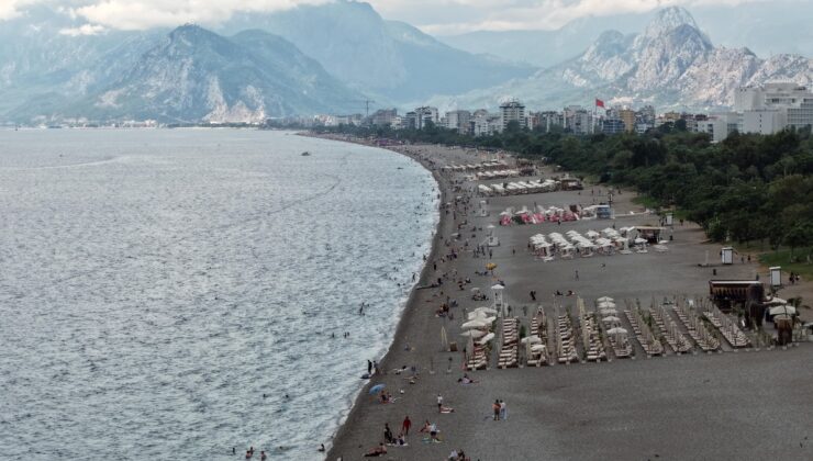 Antalya’da deniz suyu 27,8 dereceyle hava sıcaklığının üzerine çıktı