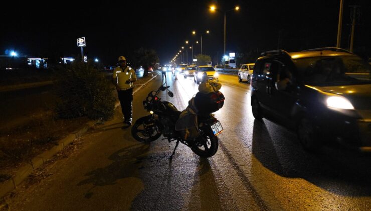 Antalya’da motosikletin çarptığı yaya ile sürücü yaralandı