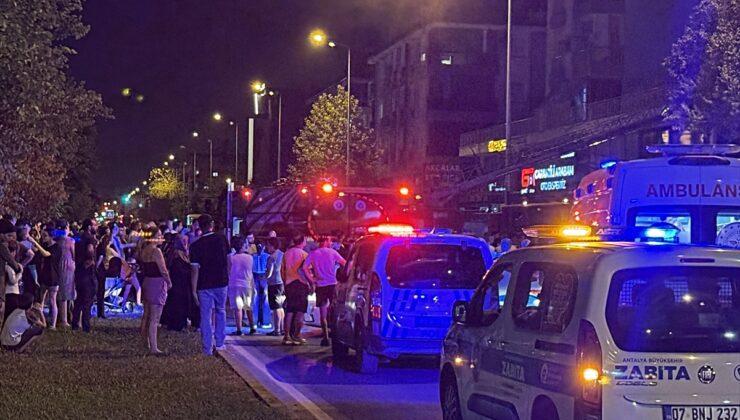 Antalya’da oto galeri dükkanında başlayıp apartmana sıçrayan yangın söndürüldü