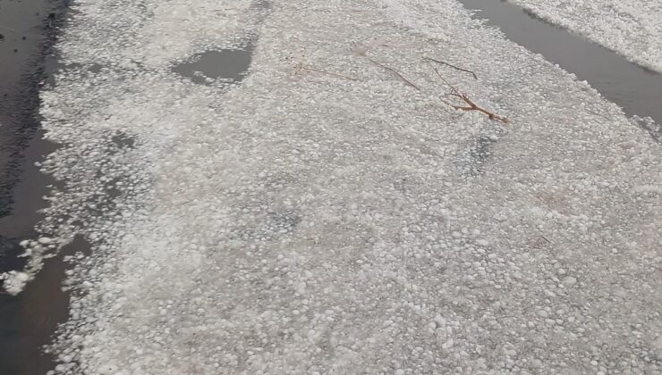 Ardahan-Çıldır Yolunda Dolu Beyaza Bürüdü