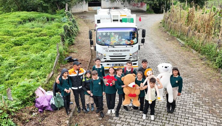 Artvin Kemalpaşa’da çöp kamyonu şoförü aracını oyuncaklarla süsledi, çocuklara verdi