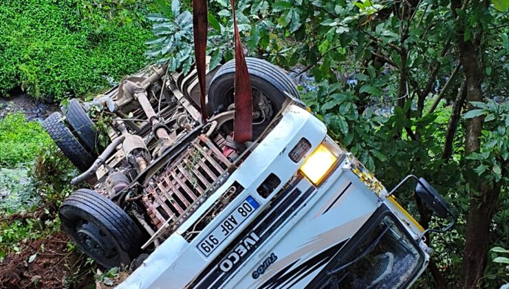 Artvin’de yamaçtan yuvarlanan kamyonun sürücüsü öldü