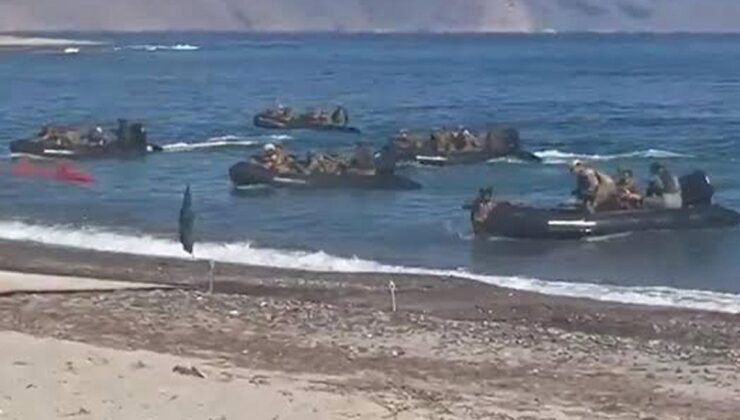 Atina’nın gövde gösterisi fiyaskoyla sonuçlandı: Tatbikatta çıkarma yapan Yunan askerleri denizin dibini boyladı