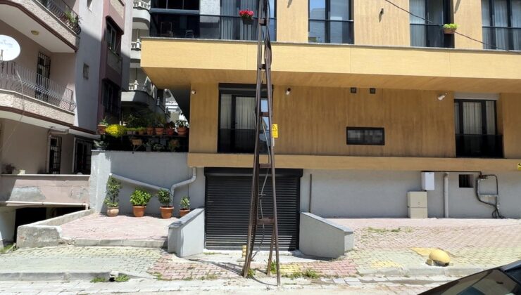 Avcılar’da 4 katlı binanın garajı, elektrik direği yüzünden depo olarak kullanılıyor