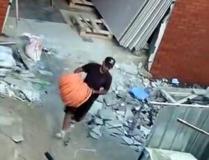 Avcılar’da aile sağlığı merkezi inşaatından kablo hırsızlığı kamerada