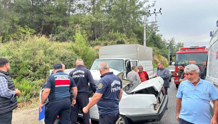 Aydın Bozdoğan’da kamyonetle çarpışan otomobilde 1 kişi öldü, 2 sürücü yaralandı
