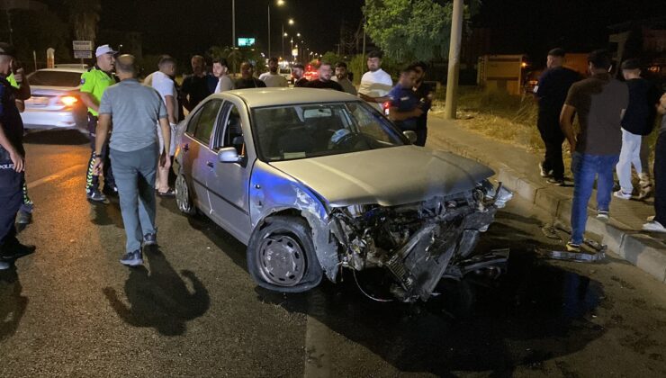 Aydın Nazilli’deki Yeşilyurt Mahallesi’nde otomobil refüje çarptı, 2 kişi yaralandı