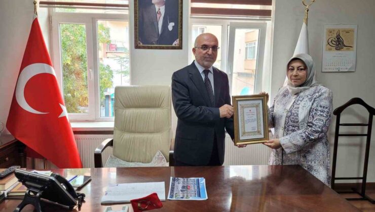 Ayşegül Kurt, emekli ikramiyesinin tamamını müftülük binası için TDV’ye bağışladı