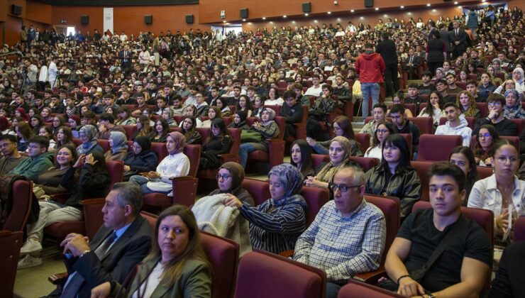 BAİBÜ’de Rektör Yiğit, ilk derste ceket ve kravatını çıkardı