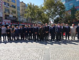 Balıkesir Edremit’te 19 Eylül Gaziler Günü töreni Cumhuriyet Meydanı’nda yapıldı