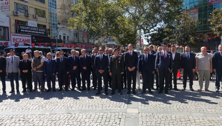 Balıkesir Edremit’te 19 Eylül Gaziler Günü töreni Cumhuriyet Meydanı’nda yapıldı