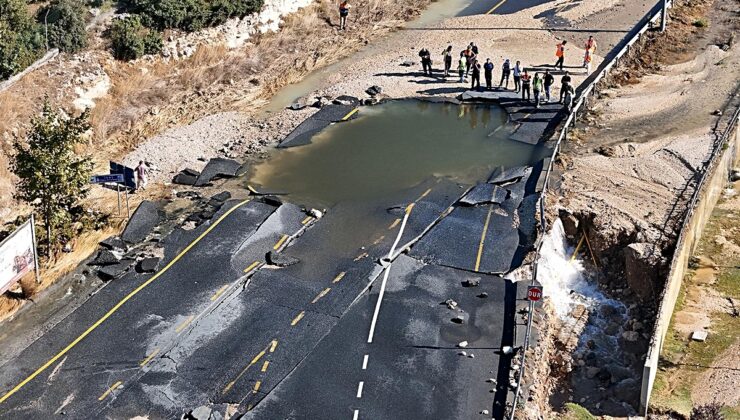 Başakşehir’de İSKİ’ye ait isale hattındaki borunun patlaması sonucu yolları su bastı