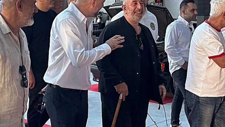 Bastonla görüntülenen Cem Yılmaz’ın koleksiyonu