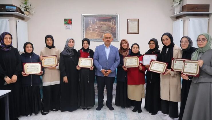 Bayburt İl Müftülüğünde hafız olan öğrencilere belgeleri törenle takdim edildi