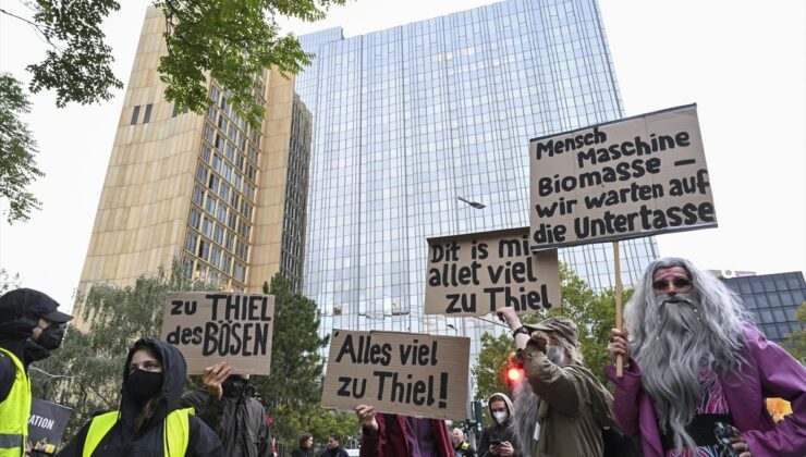 Berlin’de yüzlerce kişi Peter Thiel’in 2026 Axel Springer Ödülü’nü protesto etti