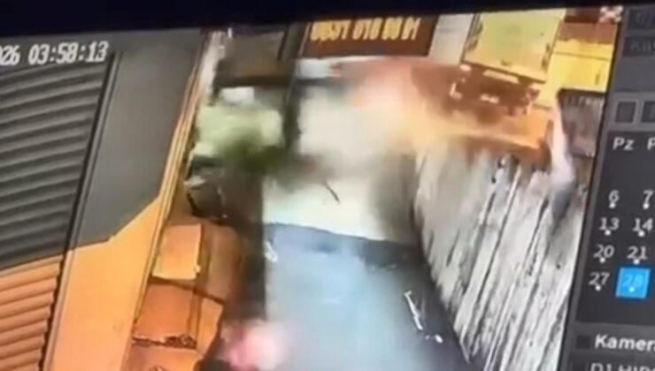 Beylikdüzü’nde otomobil iş yerinin duvarına çarptı, sürücü ağır yaralandı