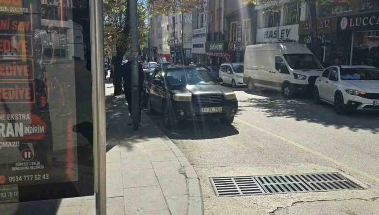 Bilecik Tevfikbey Caddesi’nde minibüs sürücülerine ayrılan yere park tepki çekti