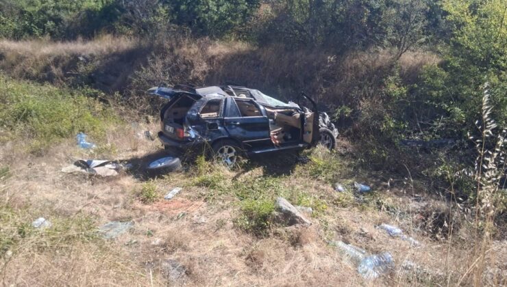 Bilecik’te otomobil refüje çarptı, 1 ağır 2 kişi yaralandı