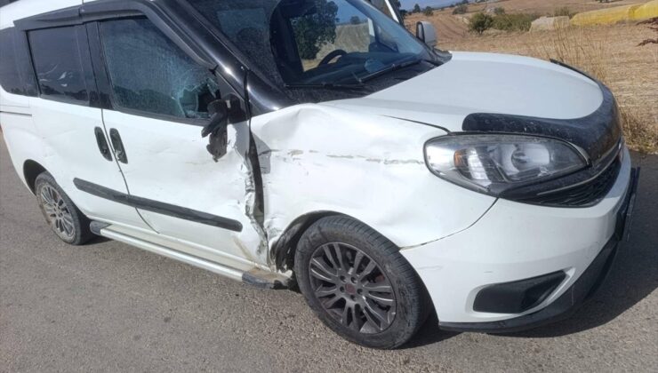 Bilecik’te hafif ticari araca çarpan motosiklet sürücüsü yaralandı