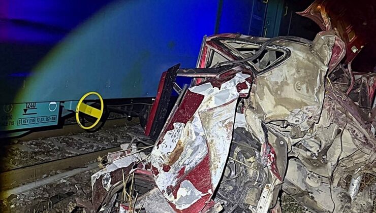 Bilecik’te trenin çarptığı otomobil kullanılamaz hale geldi