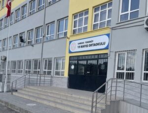 Bir okula daha turnike kuruldu: Öğrenciler artık kart basarak girecek