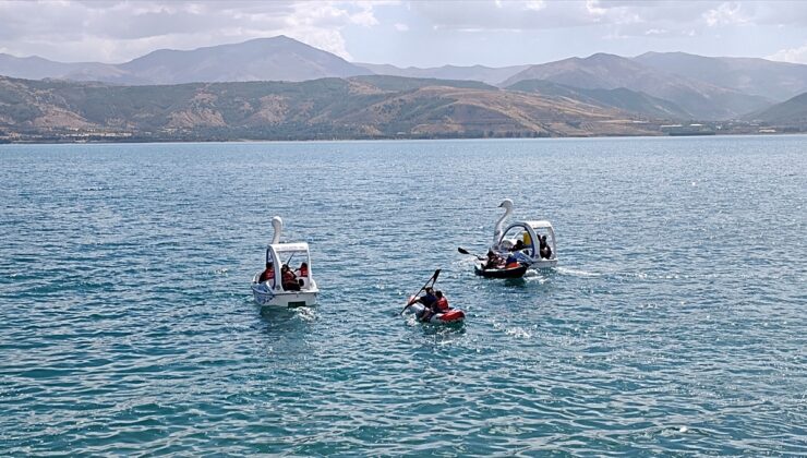 Bitlis Tatvan’da yaklaşık 50 doğasever Van Gölü için su sporları yapıp çöp topladı