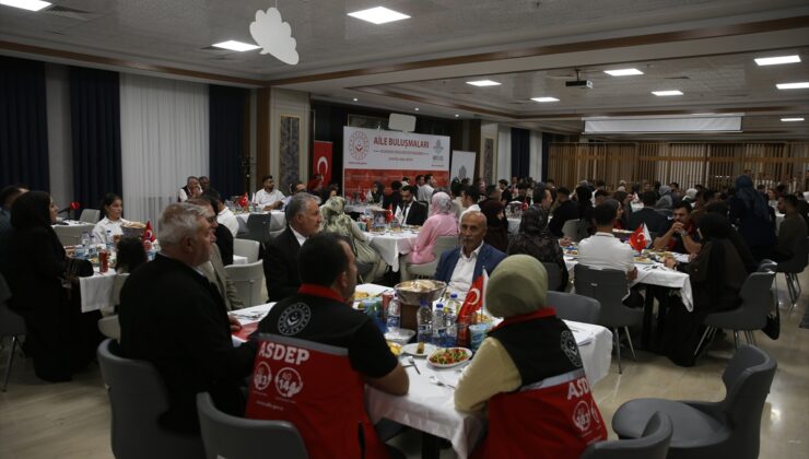Bitlis Valisi Karakaya, evlilik kredisiyle yuva kuran genç çiftleri tebrik etti
